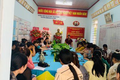 Thực hiện theo sự luân chuyển, điều động cán bộ công chức, viên chức, ngày 21 tháng 11 năm 2024 trong không khí đầm ấm, cởi mở, thắm tình đồng chí, đồng nghiệp trường Mầm non Ea Rốk tổ chức buổi chia tay đ/c  Đặng Thị Thu – CBQL  chuyển công tác đến đơn vị mới và chào đón đ/c Trần Thị Hà – CBQL về nhận nhiệm vụ, công tác tại trường MN Ea Rốk.